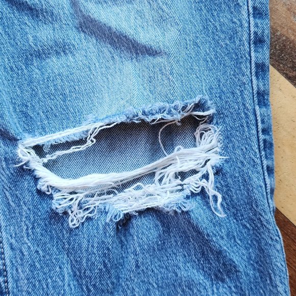 Lucky Brand High Rise Light Wash Destroyed Relaxed Taper Jeans Size 2/26 - Picture 5 of 16